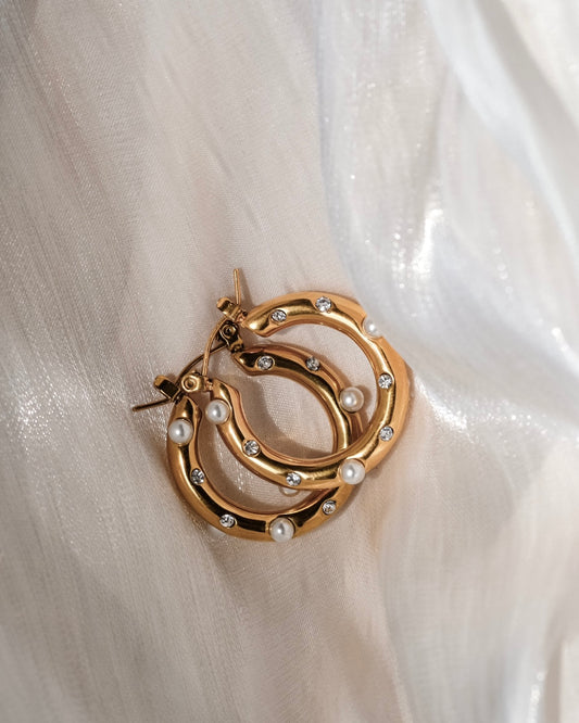 Lumière | LIMITED QUANTITY - Golden hoop earrings with pearls and diamonds - Made in Europe