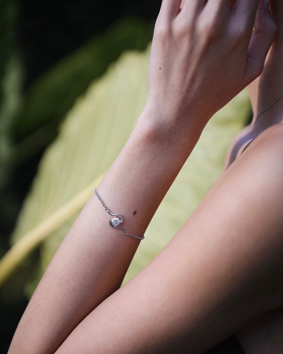 Diamond bracelet: symbolises living at the present