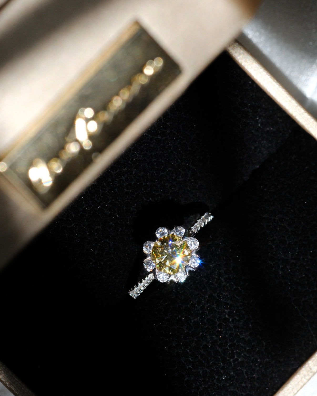 The yellow diamond| 1carat moissanite diamond modern elegant ring freesize|18k white gold