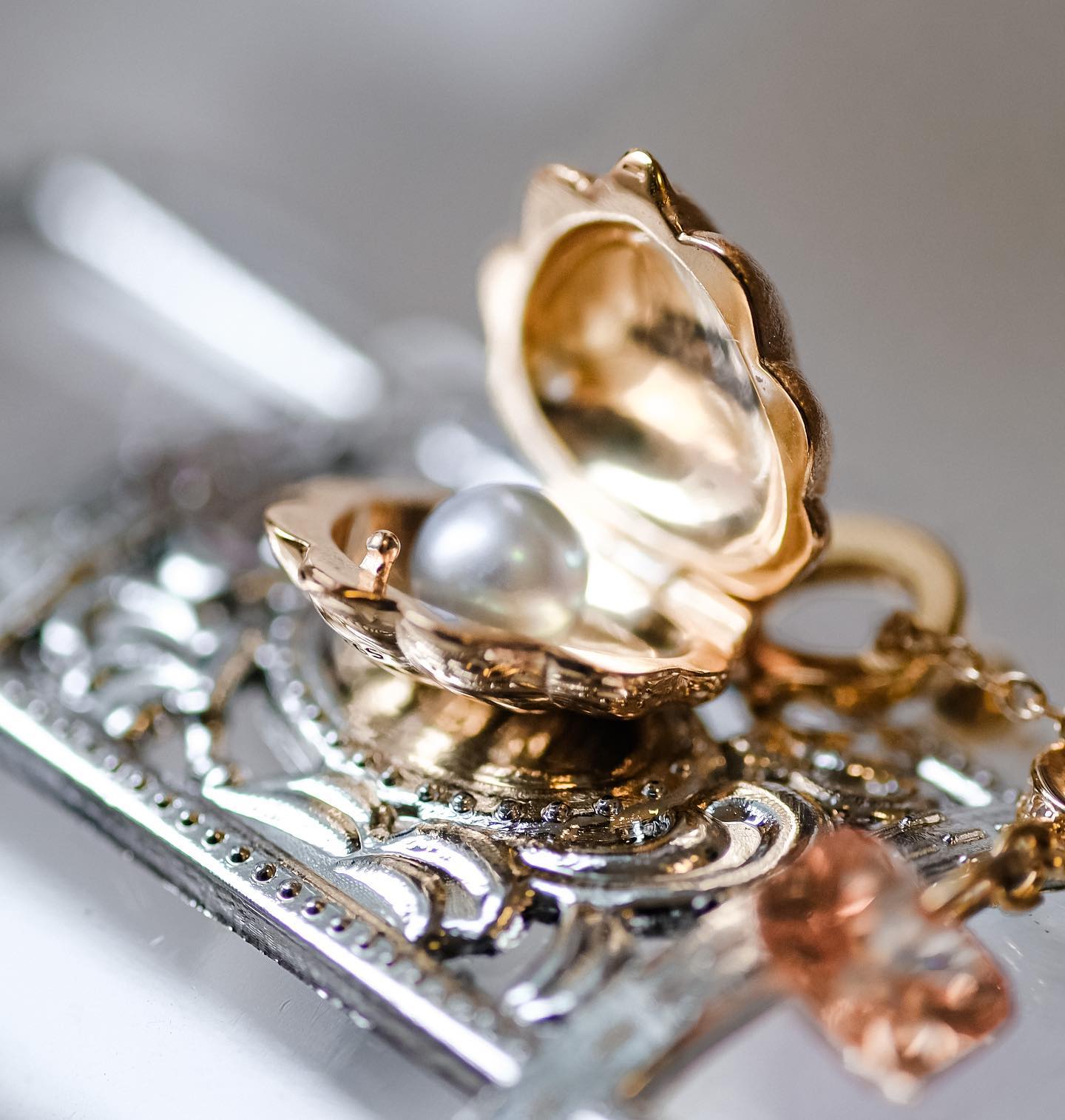 Amorè Shell Locker - Mermaid Necklace with engraving (within 12 letters) Chain choker included