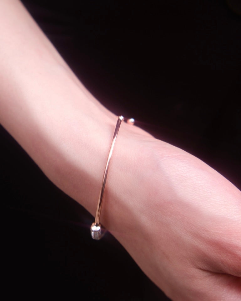 White Rainbow | Free size 18k Rosegold Bangle