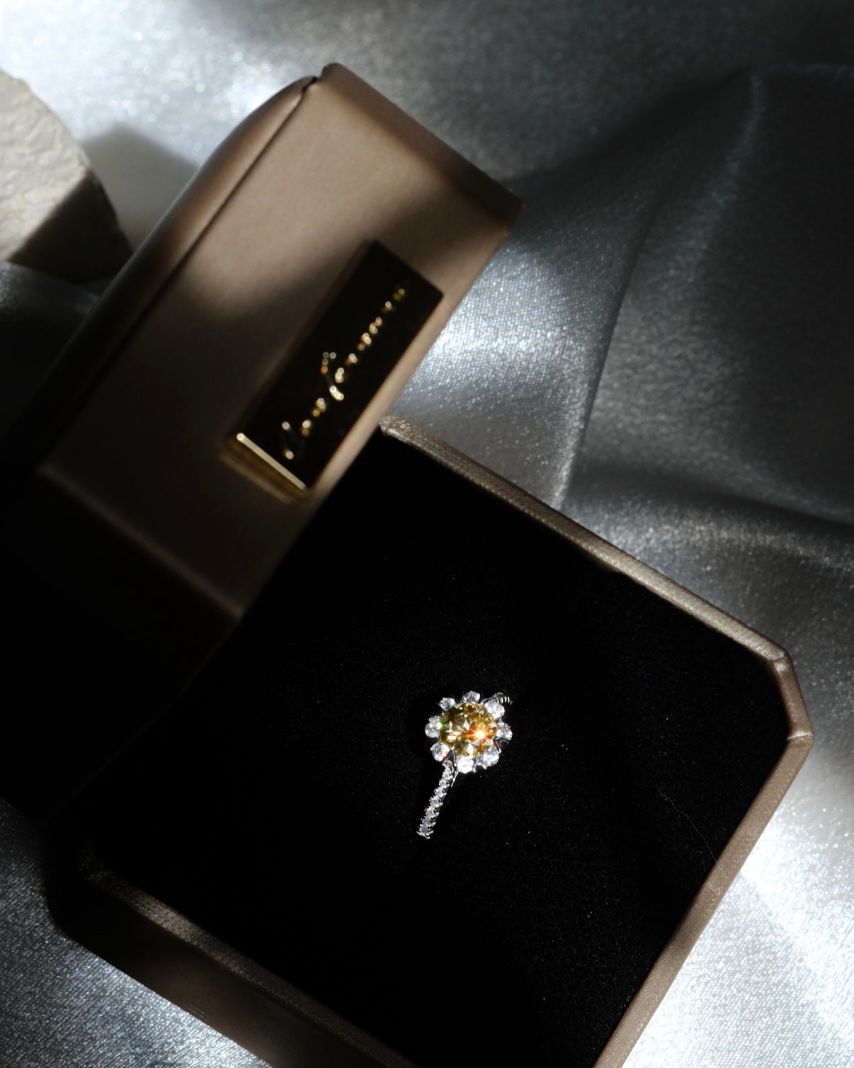 The yellow diamond| 1carat moissanite diamond modern elegant ring freesize|18k white gold