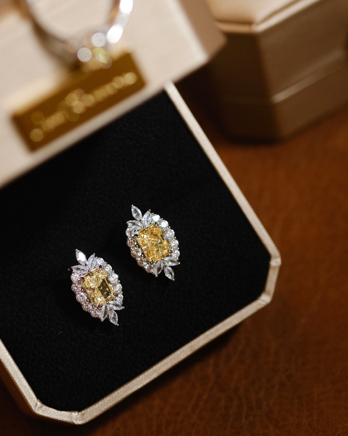 Mirror| Vintage-Inspired Elegance with Intricate Details — A True 80s Art Piece