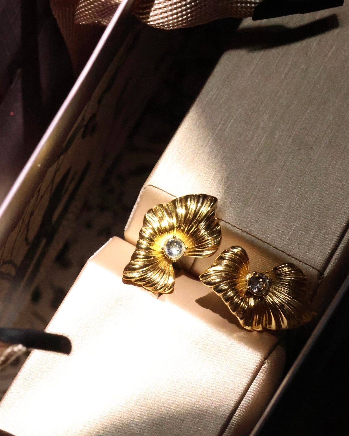 Orchid | Art floral flowy cool carved style - 18k gold and crystal from Austria