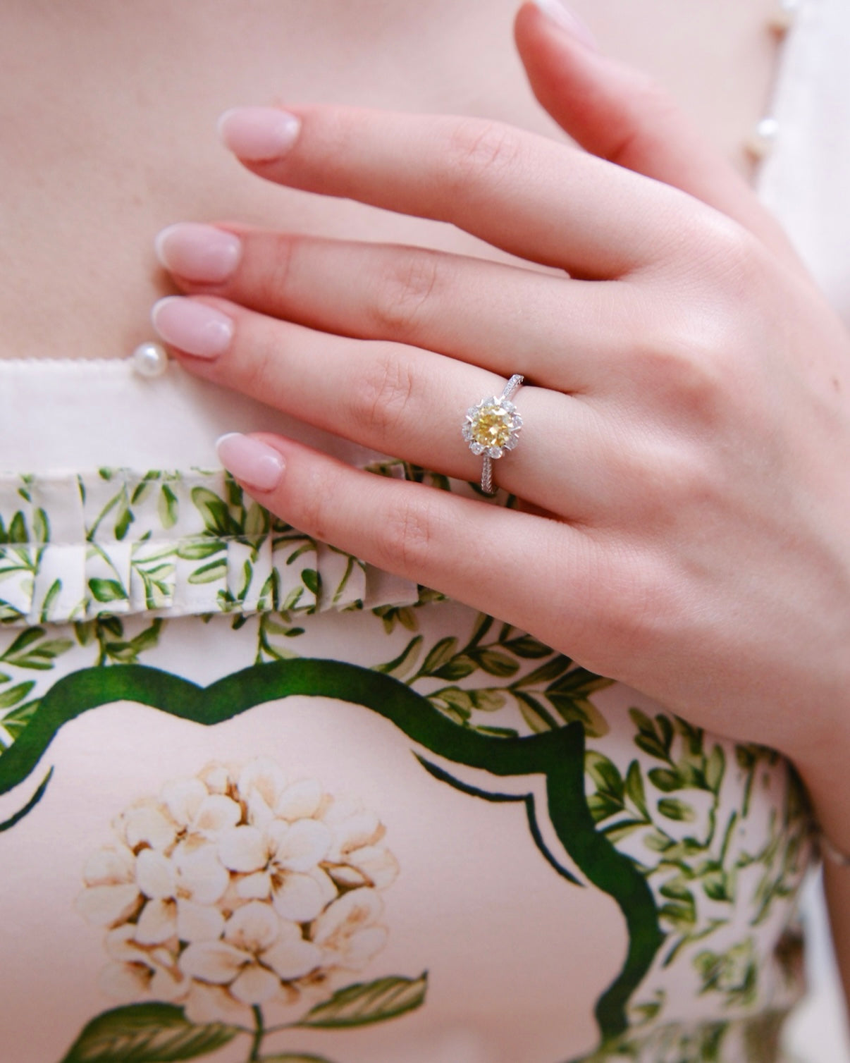 The yellow diamond| 1carat moissanite diamond modern elegant ring freesize|18k white gold