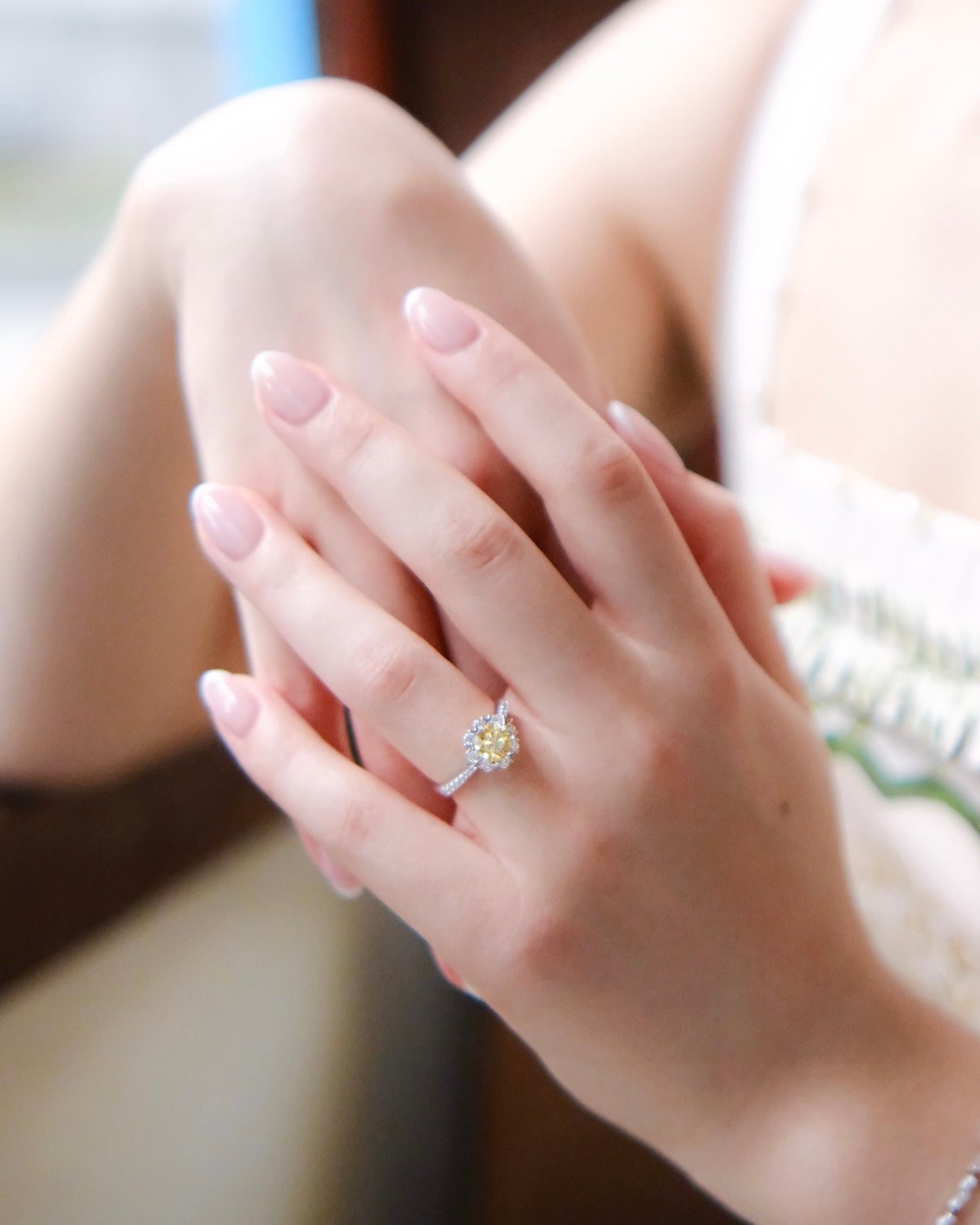 The yellow diamond| 1carat moissanite diamond modern elegant ring freesize|18k white gold