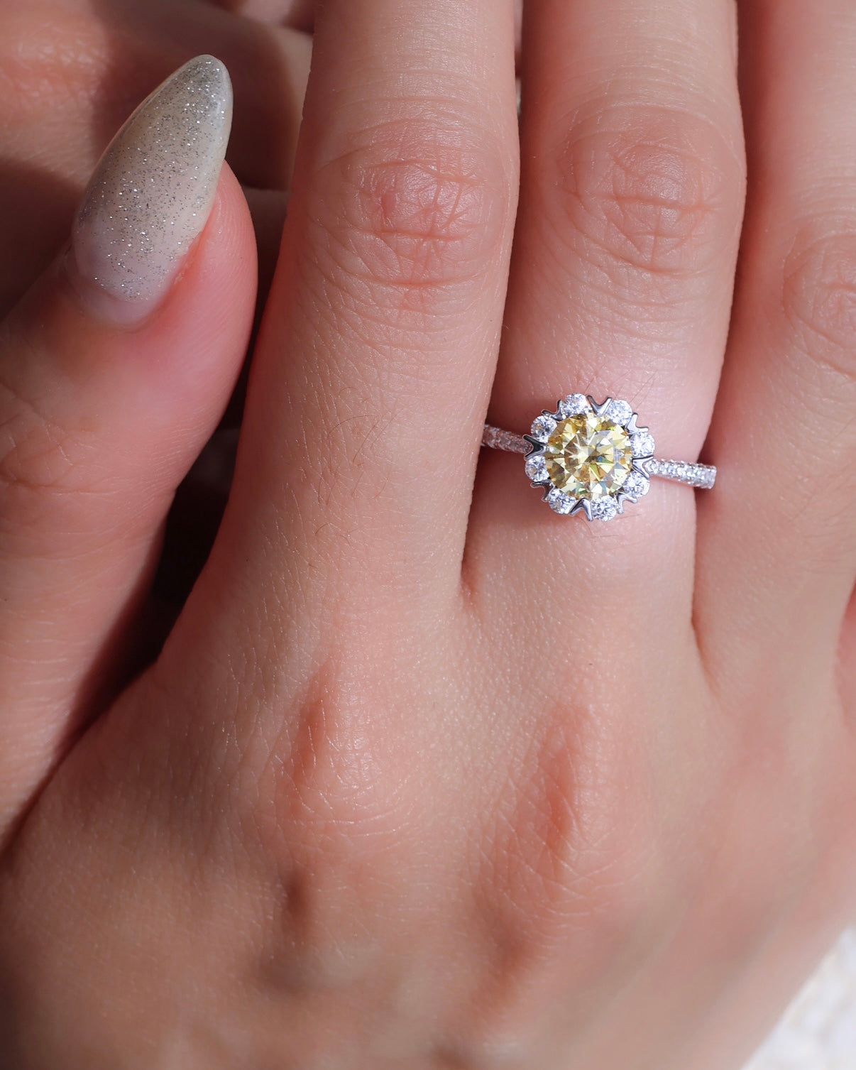 The yellow diamond| 1carat moissanite diamond modern elegant ring freesize|18k white gold