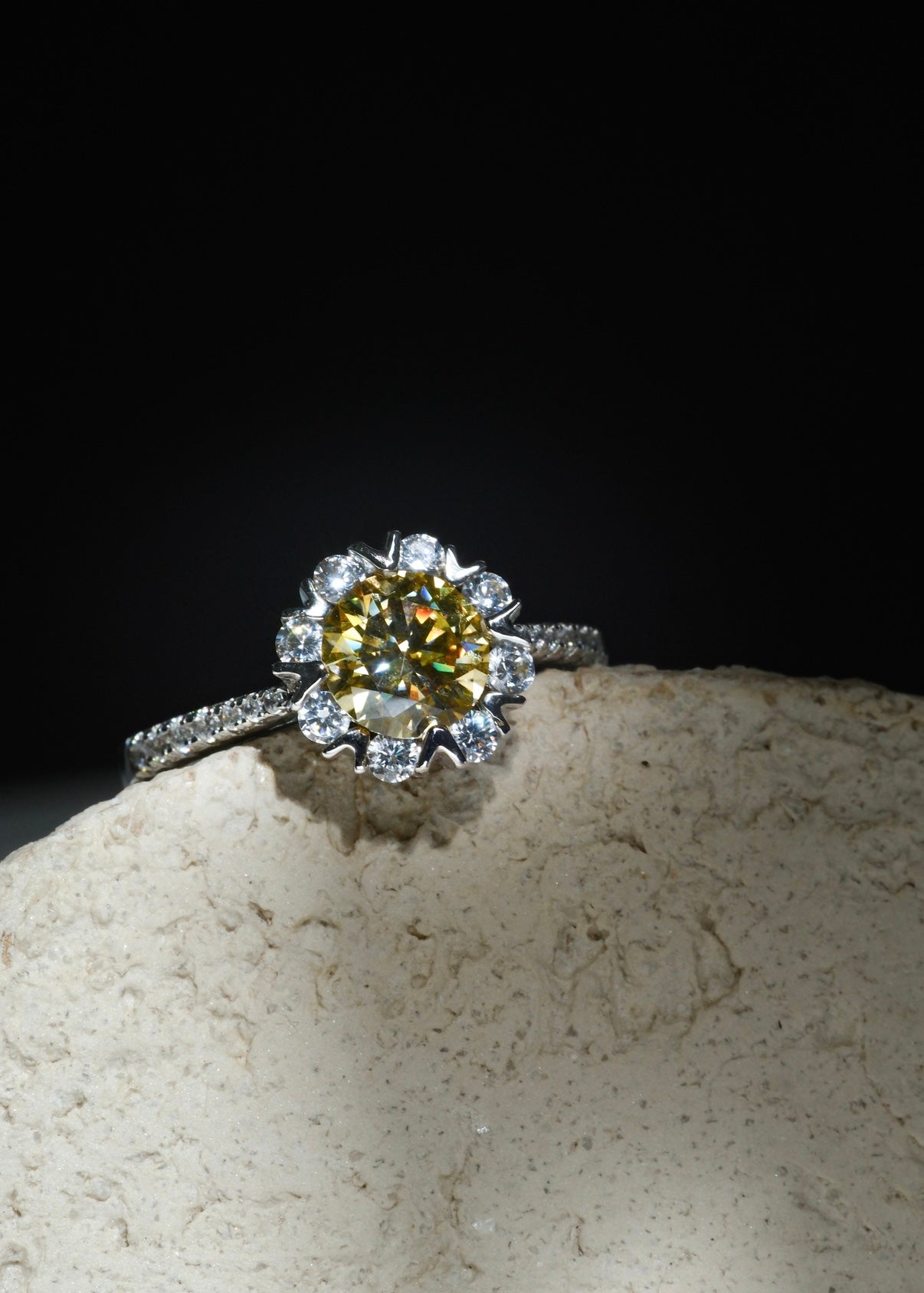 The yellow diamond| 1carat moissanite diamond modern elegant ring freesize|18k white gold