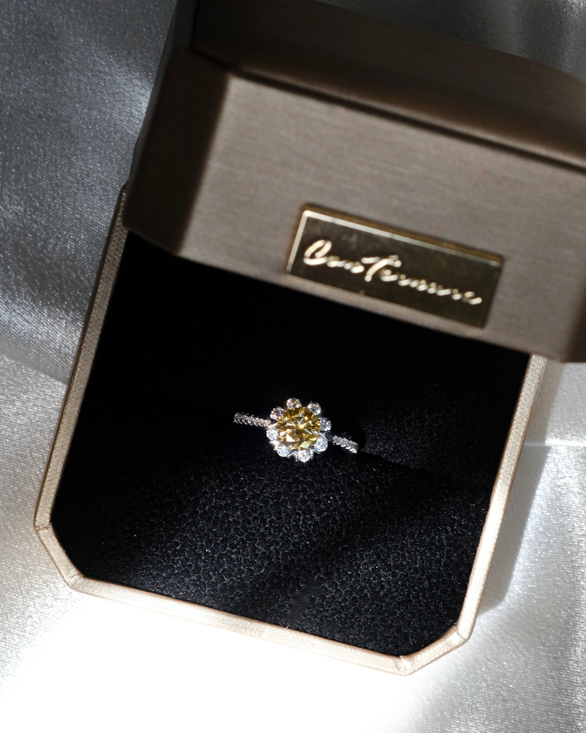 The yellow diamond| 1carat moissanite diamond modern elegant ring freesize|18k white gold