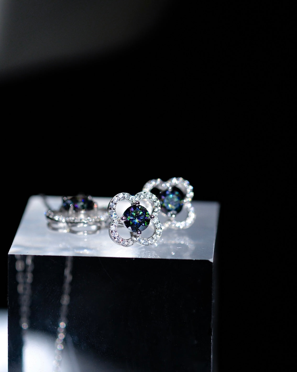 Versailles | Noble Four-Leaf Clover Necklace in Black Diamond – Timeless & elegant French Style