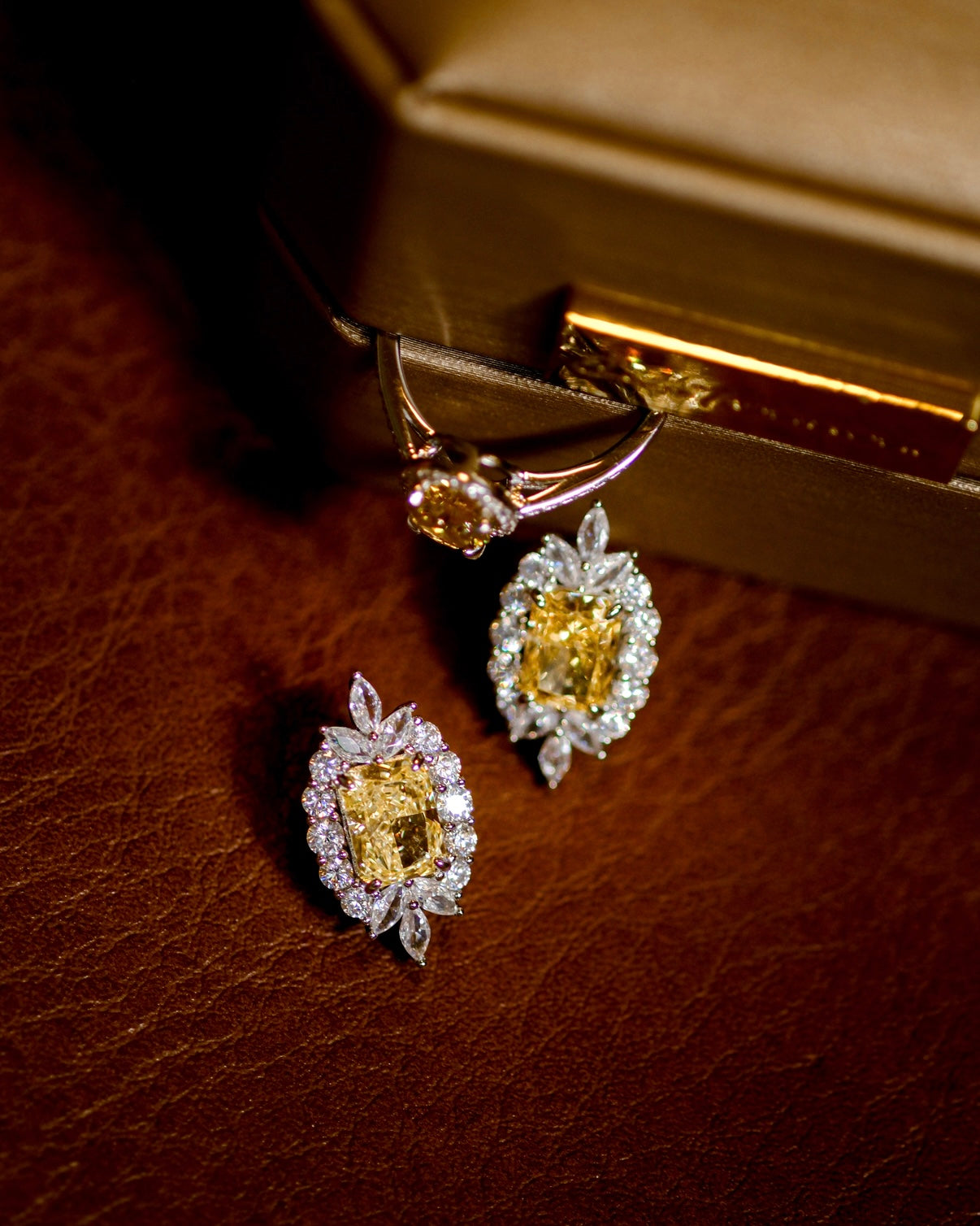 Mirror| Vintage-Inspired Elegance with Intricate Details — A True 80s Art Piece