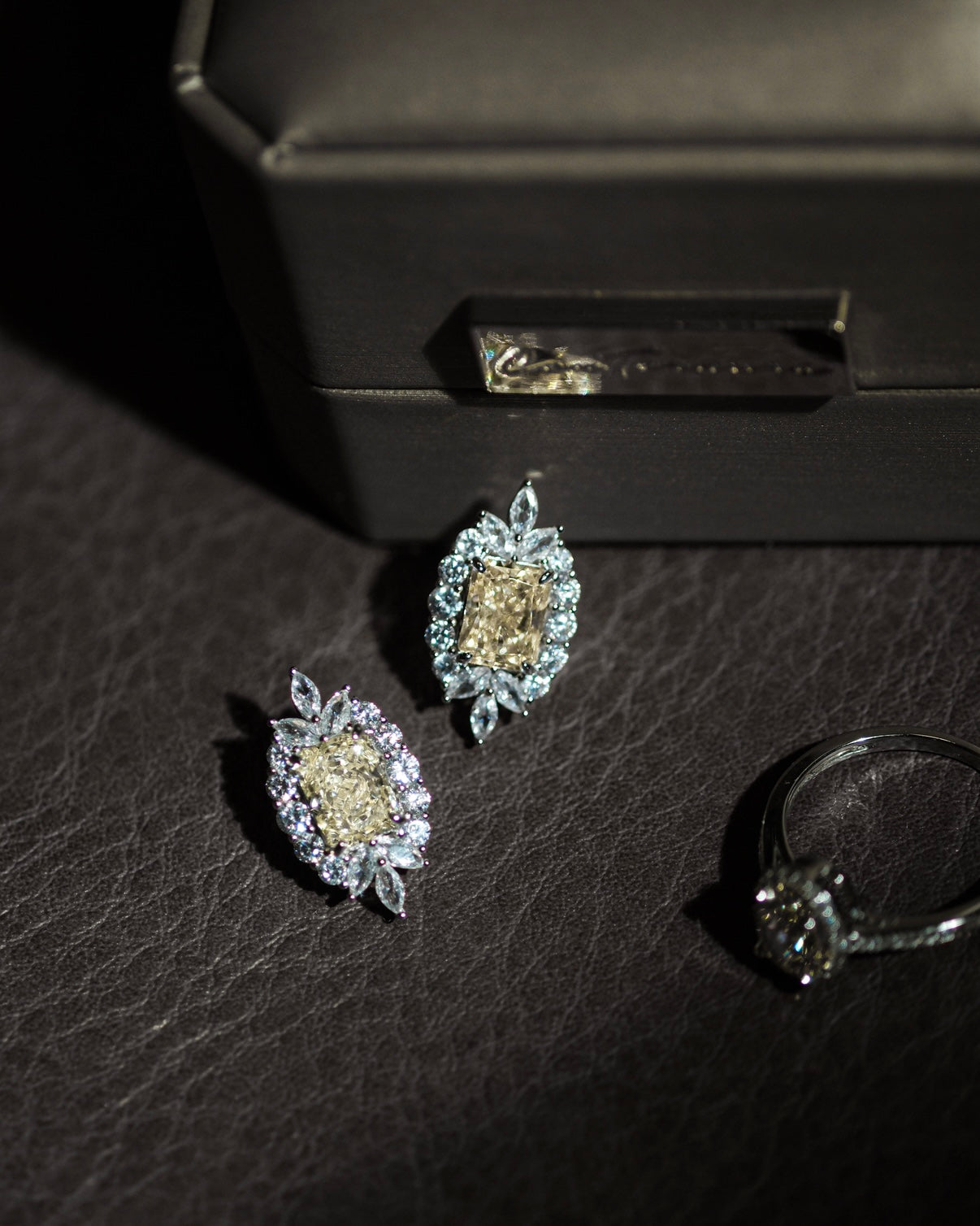 Mirror| Vintage-Inspired Elegance with Intricate Details — A True 80s Art Piece