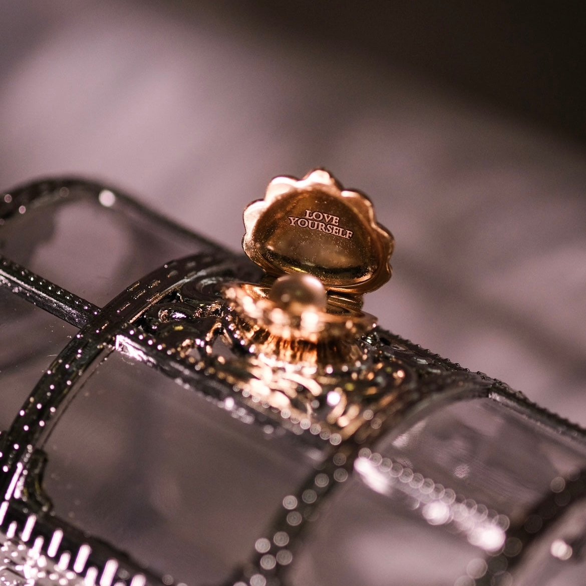 Amorè Shell Locker - Mermaid Necklace with engraving (within 12 letters) Chain choker included