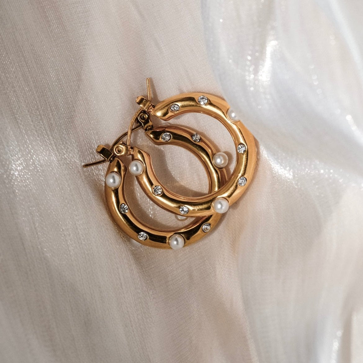 Lumière [LIMITED QUANTITY] Golden hoop earrings with pearls and diamonds - Made in Europe