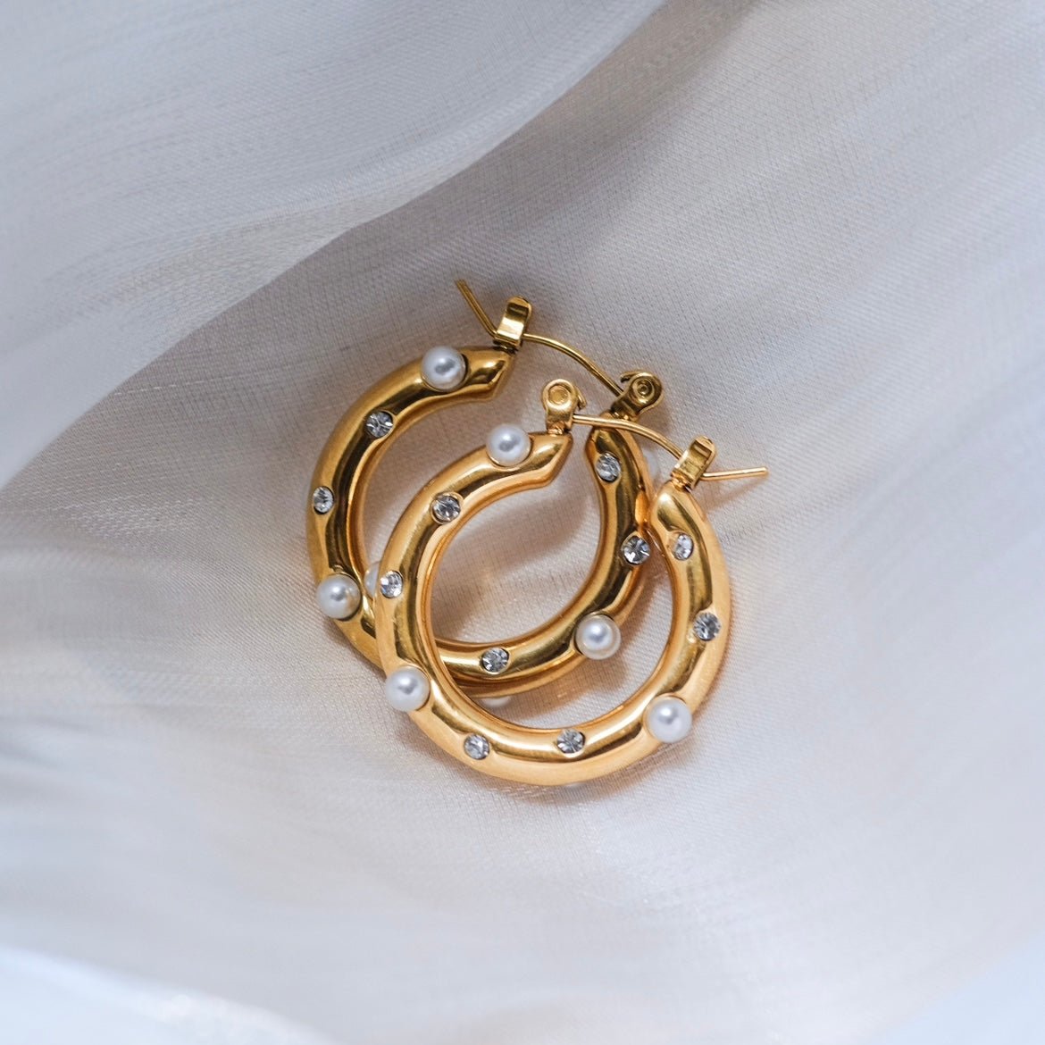 Lumière [LIMITED QUANTITY] Golden hoop earrings with pearls and diamonds - Made in Europe