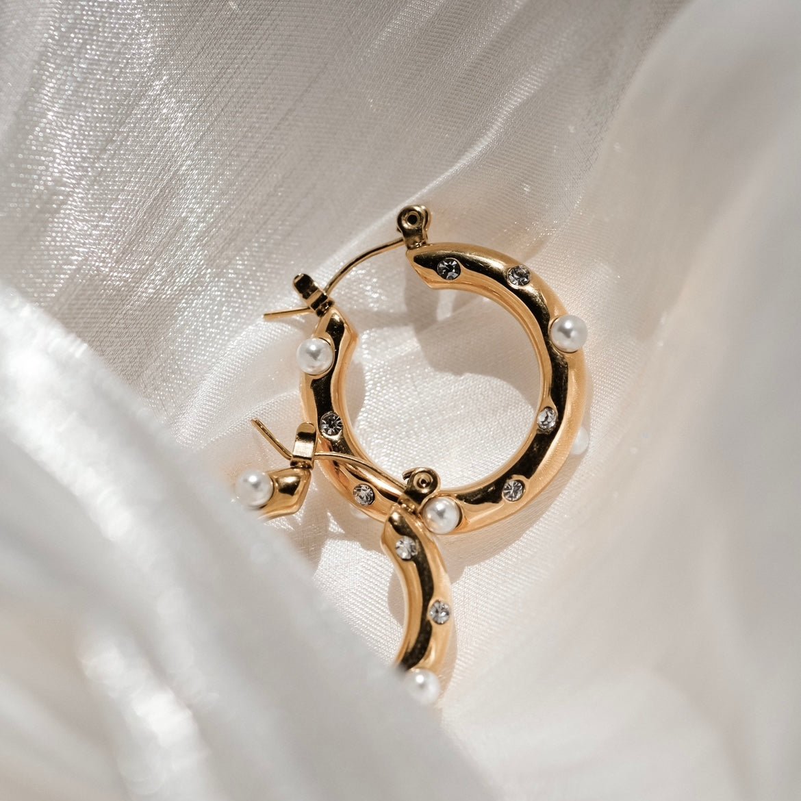 Lumière [LIMITED QUANTITY] Golden hoop earrings with pearls and diamonds - Made in Europe