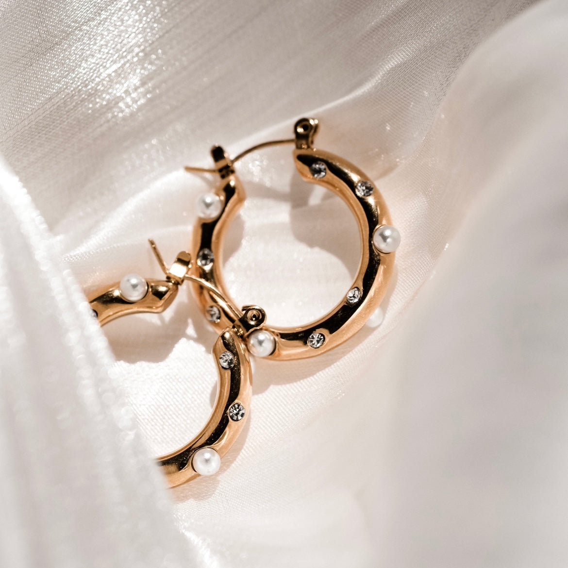 Lumière [LIMITED QUANTITY] Golden hoop earrings with pearls and diamonds - Made in Europe