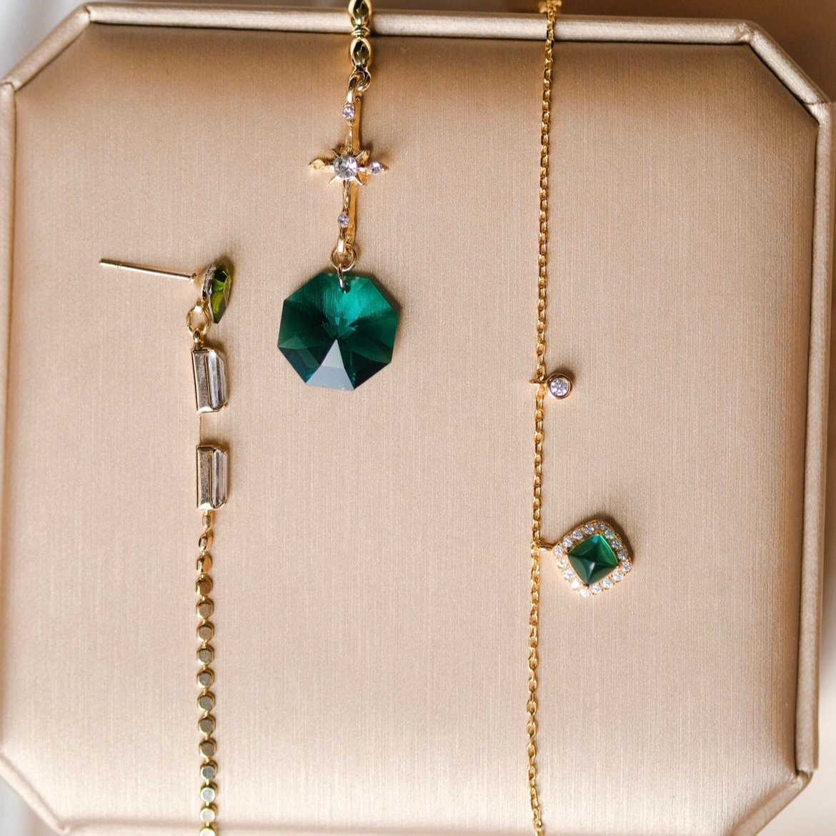 Accompany - Collection Peterpan & Tinkle | lab grown Emerald, Silver plated with 18k Gold, adjustable bracelet, classic