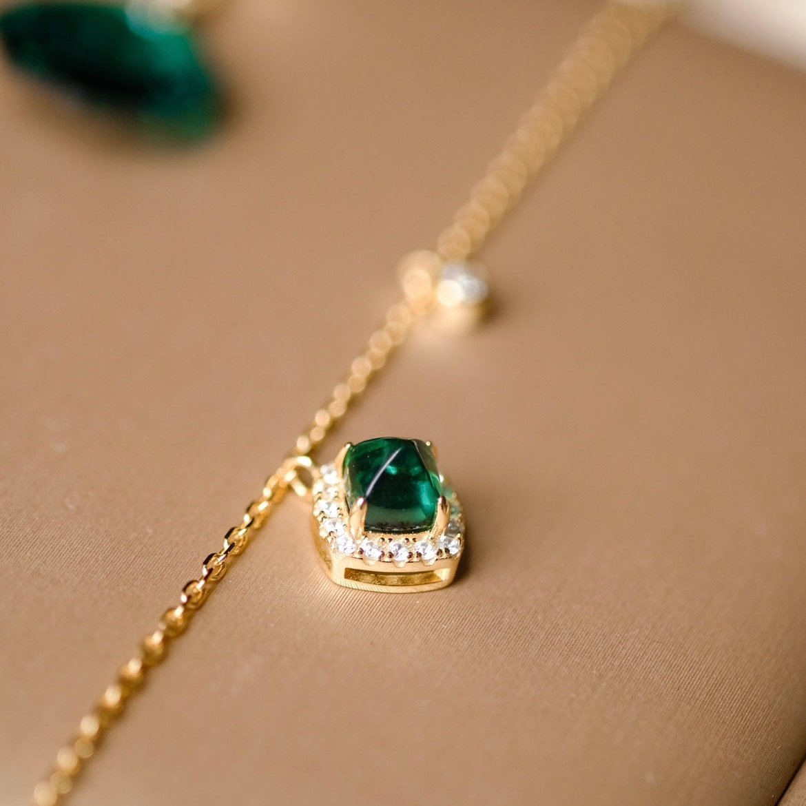 Accompany - Collection Peterpan & Tinkle | lab grown Emerald, Silver plated with 18k Gold, adjustable bracelet, classic