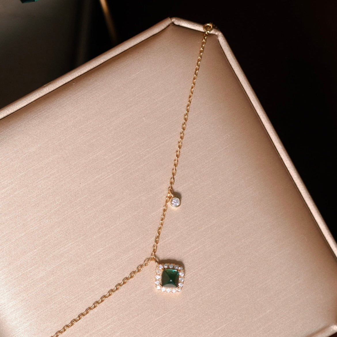 Accompany - Collection Peterpan & Tinkle | lab grown Emerald, Silver plated with 18k Gold, adjustable bracelet, classic