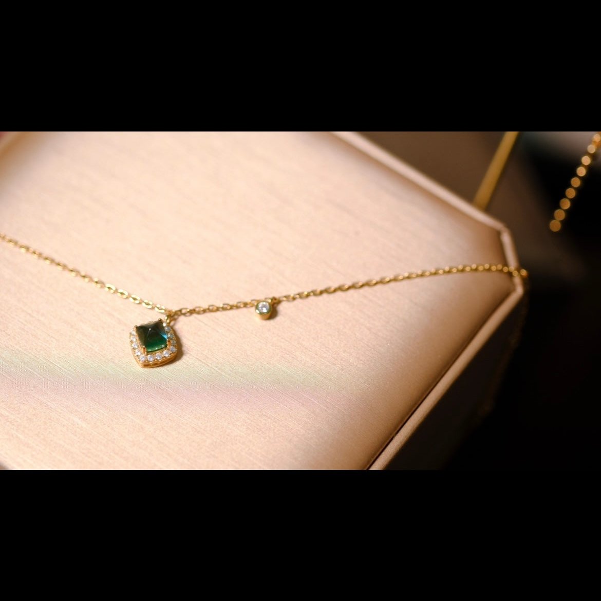 Accompany - Collection Peterpan & Tinkle | lab grown Emerald, Silver plated with 18k Gold, adjustable bracelet, classic