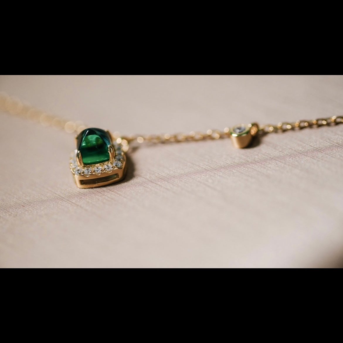 Accompany - Collection Peterpan & Tinkle | lab grown Emerald, Silver plated with 18k Gold, adjustable bracelet, classic