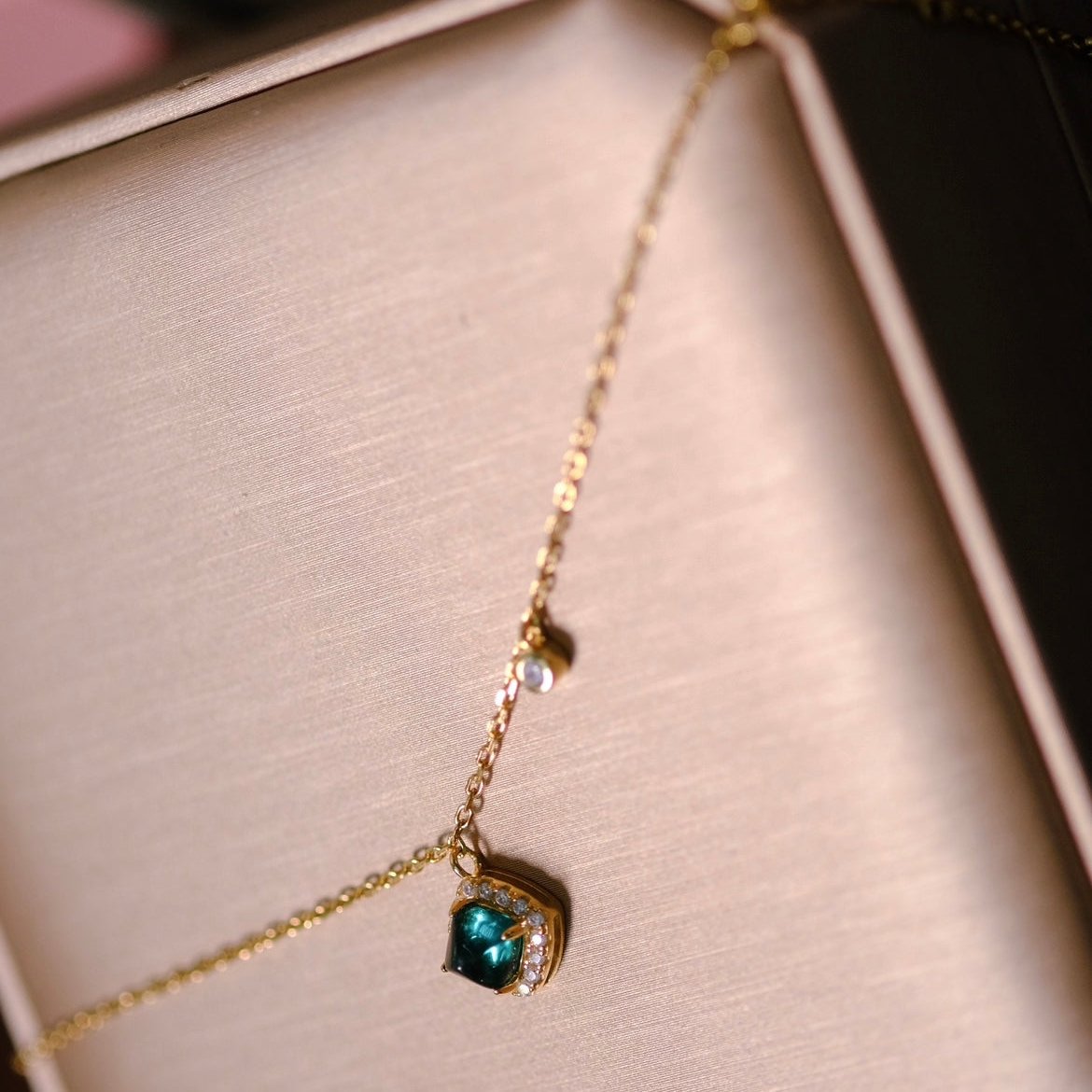 Accompany - Collection Peterpan & Tinkle | lab grown Emerald, Silver plated with 18k Gold, adjustable bracelet, classic