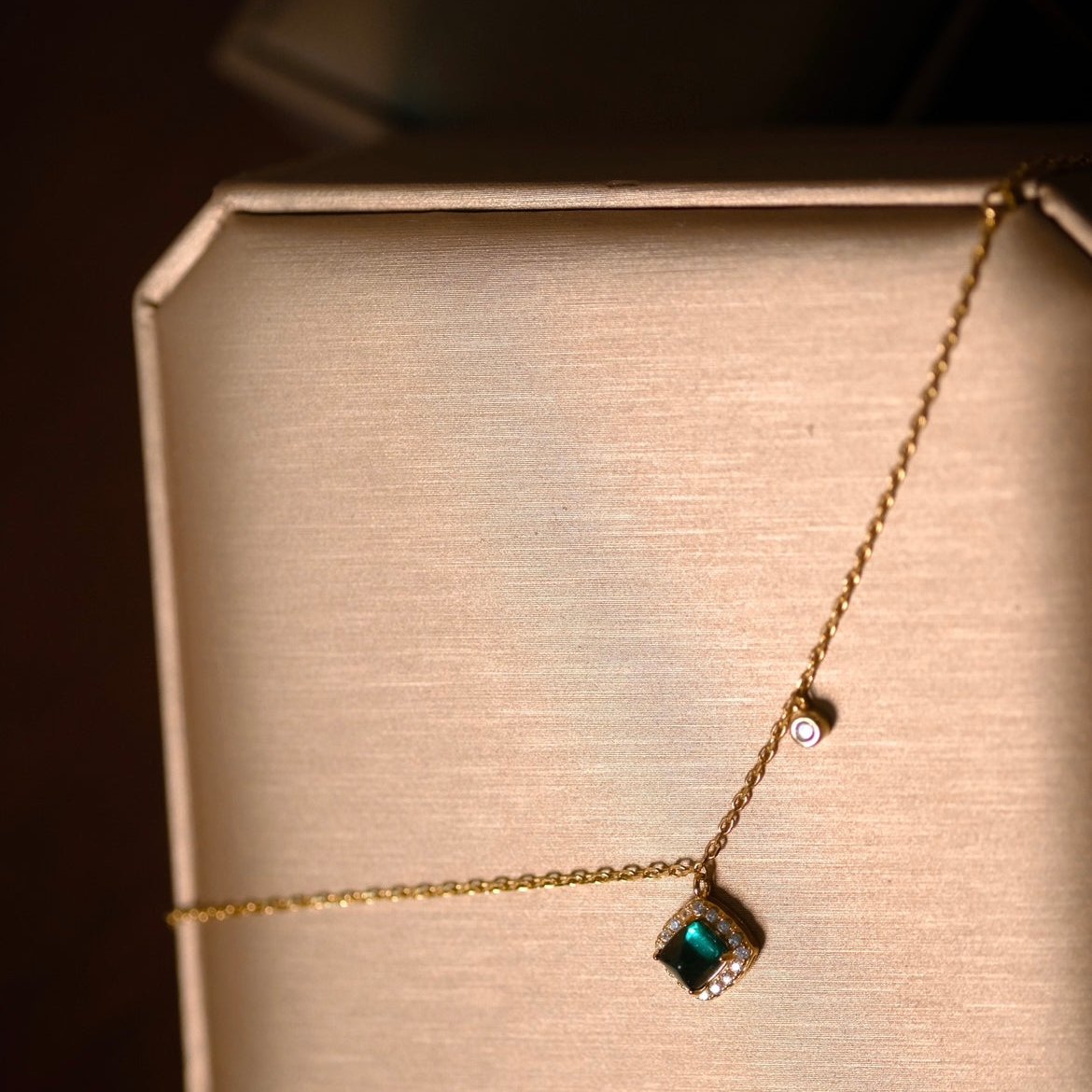 Accompany - Collection Peterpan & Tinkle | lab grown Emerald, Silver plated with 18k Gold, adjustable bracelet, classic