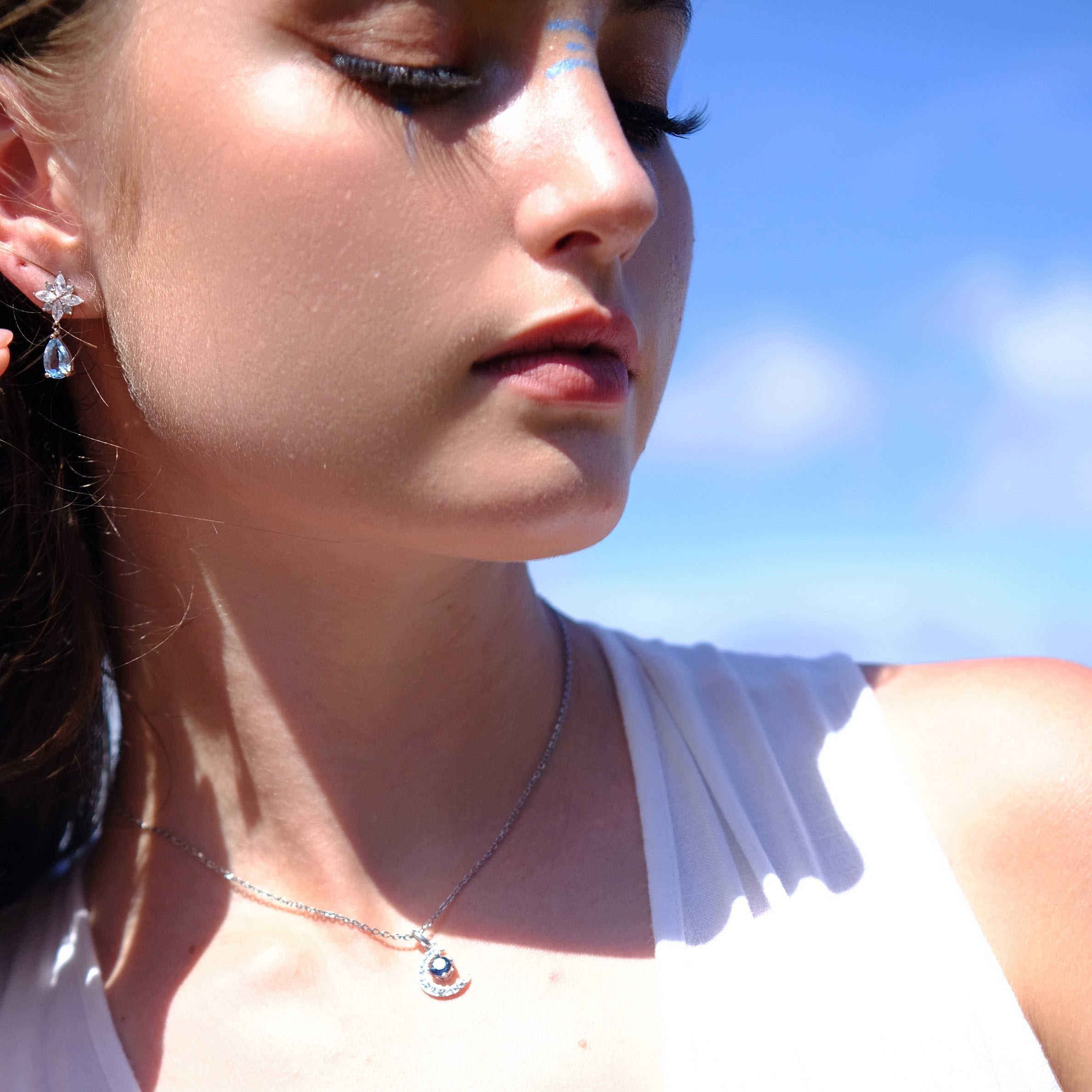 Heavenly Tears | Natural Sky Blue Topaz - Silver - Flower crystal with a droplet shaped premium blue topaz