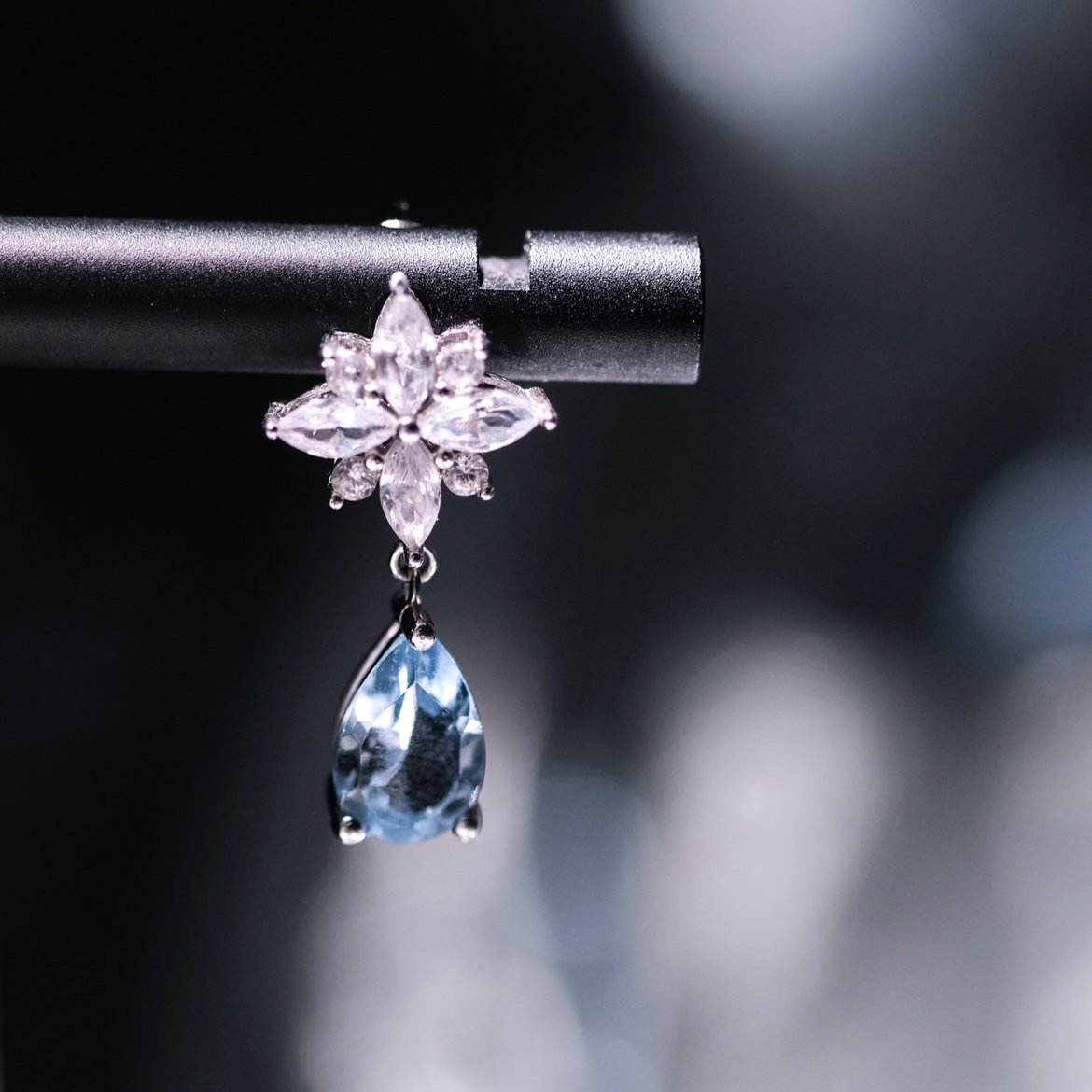 Heavenly Tears | Natural Sky Blue Topaz - Silver - Flower crystal with a droplet shaped premium blue topaz