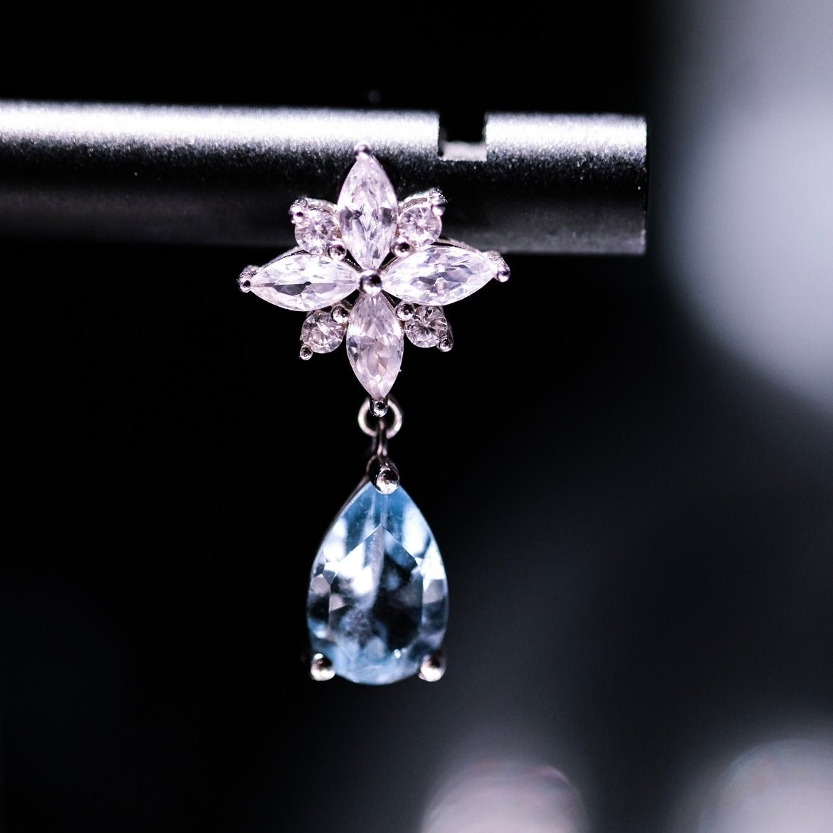 Heavenly Tears | Natural Sky Blue Topaz - Silver - Flower crystal with a droplet shaped premium blue topaz