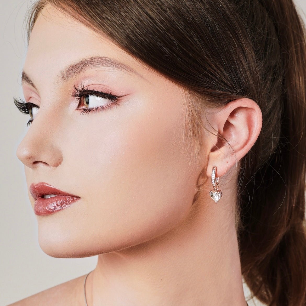 HEARTBEAT - Heart Shaped Swarovski crystal, rosegold, detailed everyday sweet earrings