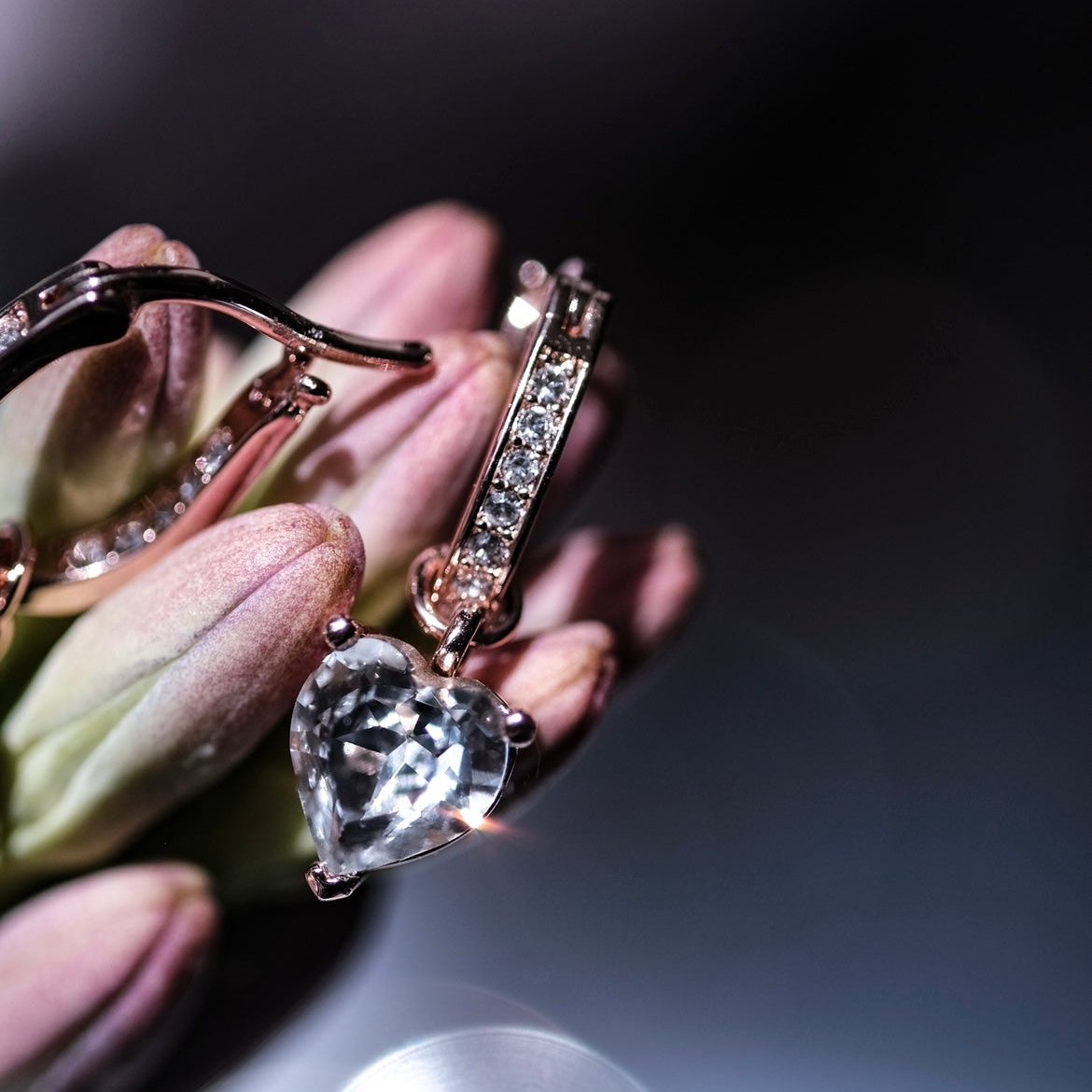HEARTBEAT - Heart Shaped Swarovski crystal, rosegold, detailed everyday sweet earrings