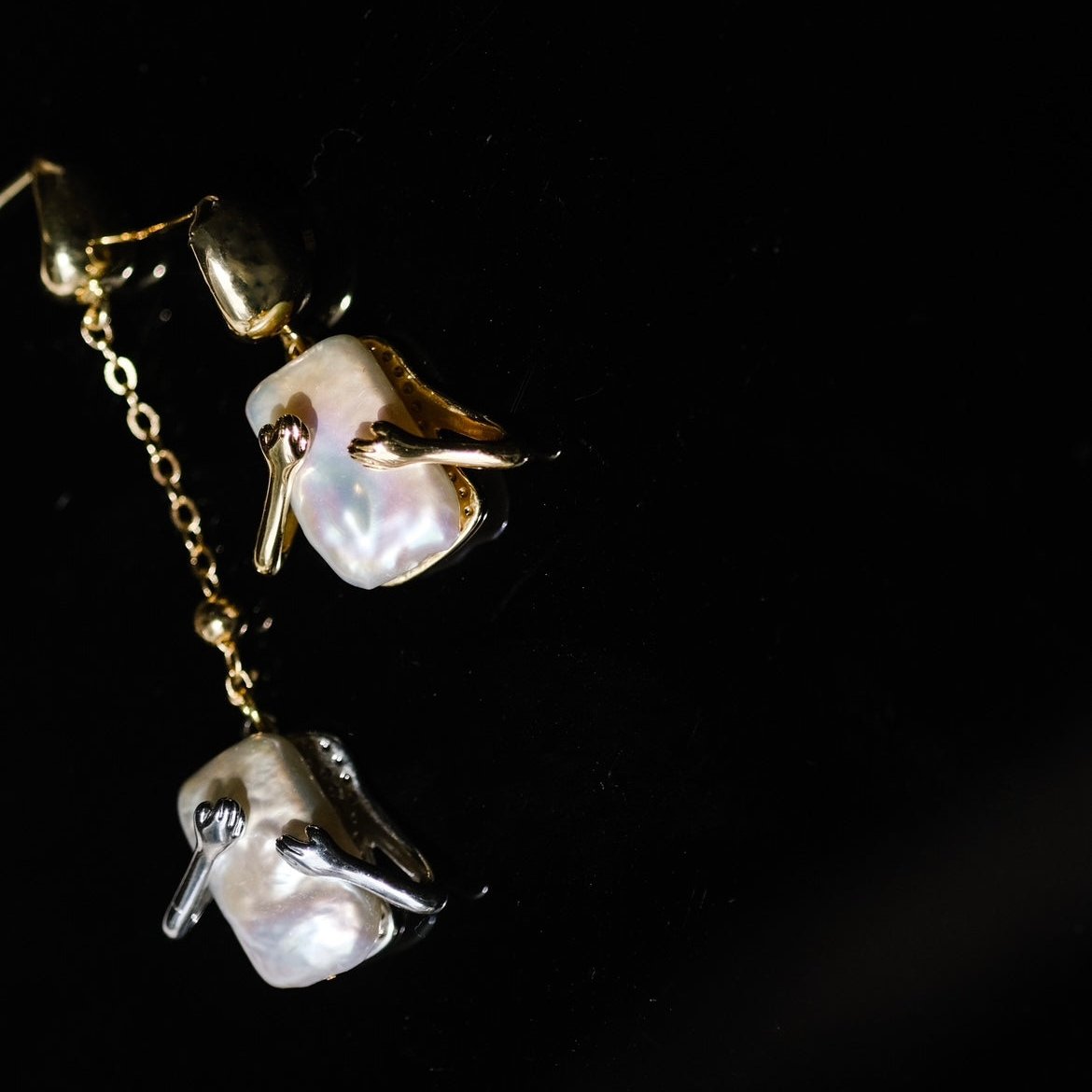 Huggy | meaningful and warm earrings for yourself, lovers and friends