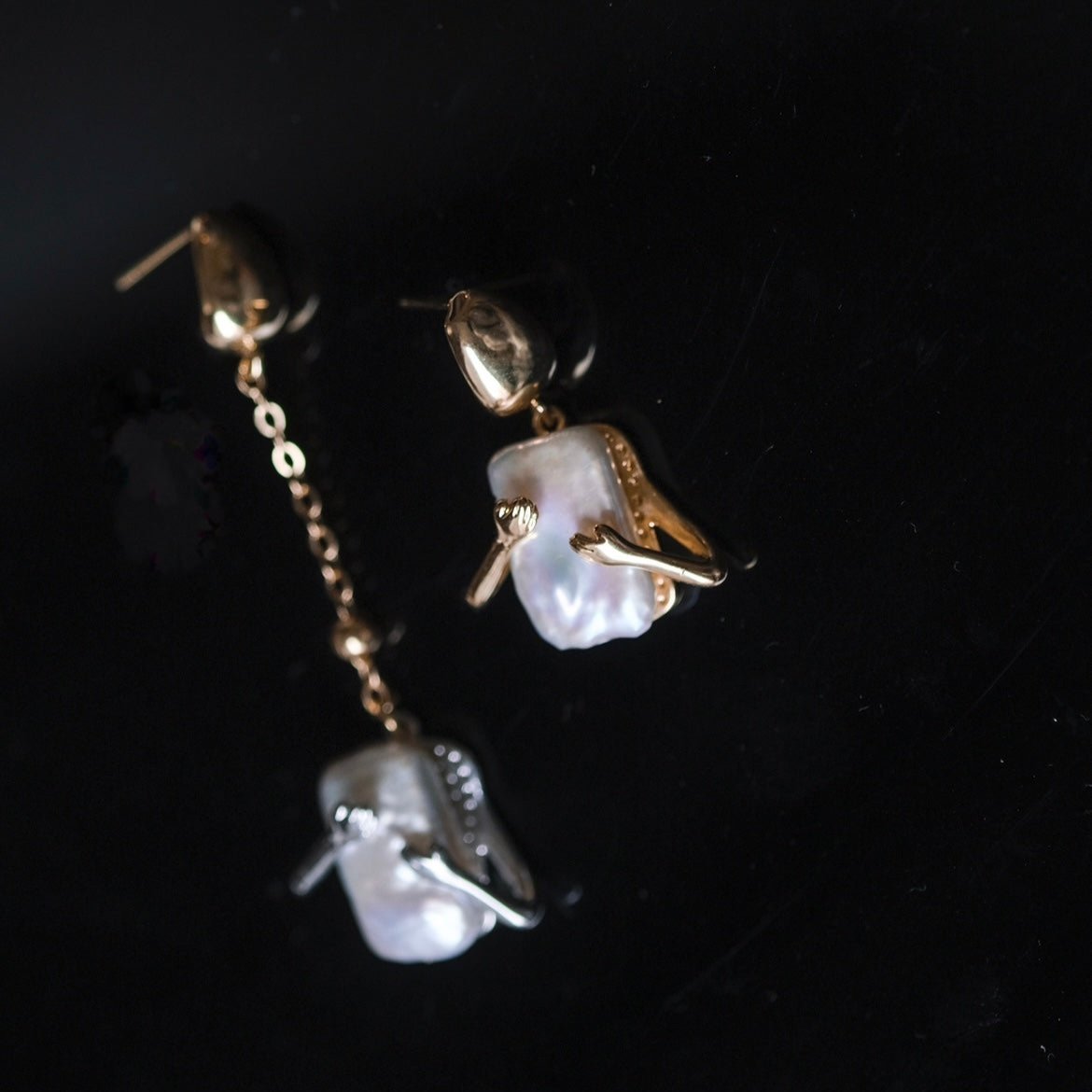 Huggy | meaningful and warm earrings for yourself, lovers and friends
