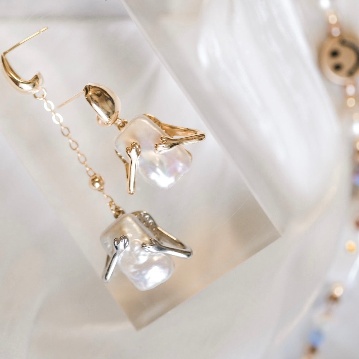 Huggy | meaningful and warm earrings for yourself, lovers and friends