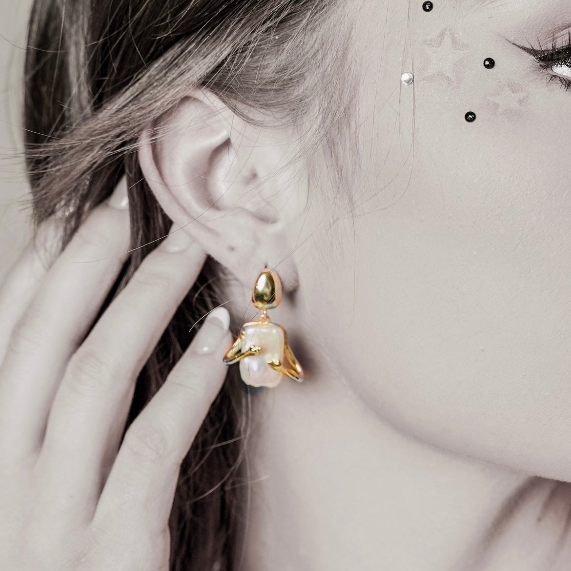 Huggy | meaningful and warm earrings for yourself, lovers and friends