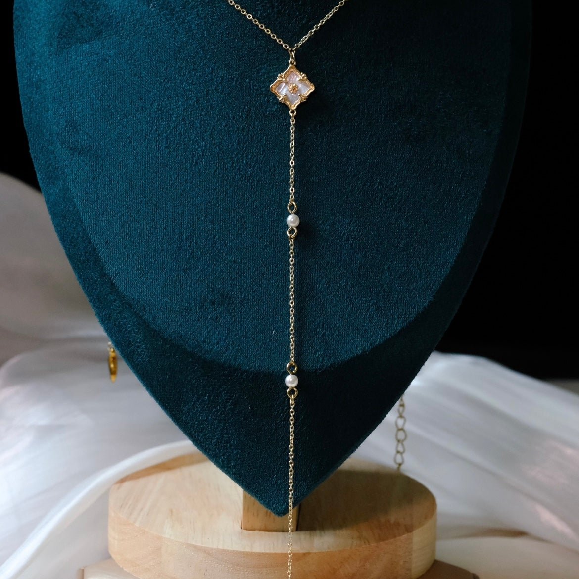 MAGICIAN - Unique in Hong Kong, Body Necklace, chestlace, elegant golden chain, Pearl, Swarovski crystal, two buckles