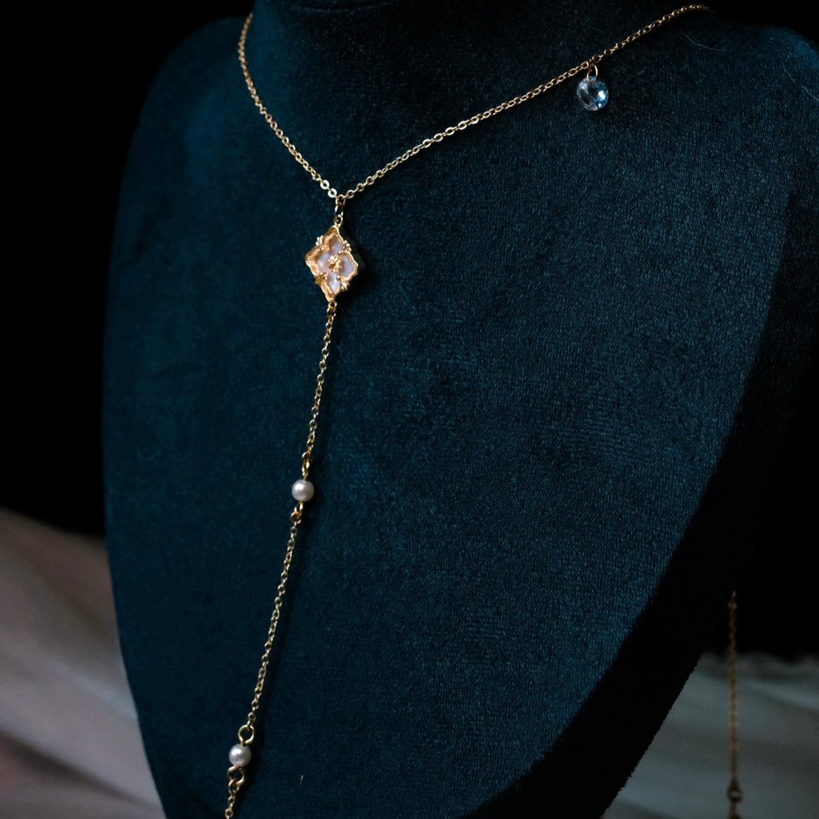 MAGICIAN - Unique in Hong Kong, Body Necklace, chestlace, elegant golden chain, Pearl, Swarovski crystal, two buckles