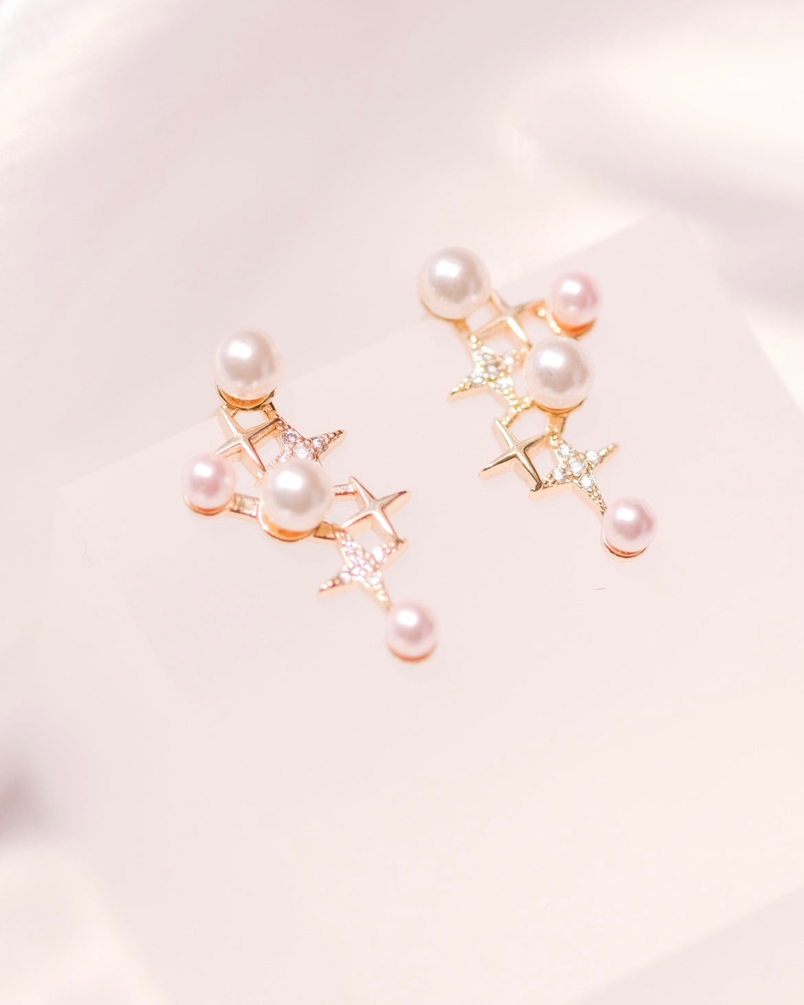 Second Star to the Right | Collection Peterpan in Neverland - Pearl starry earrings
