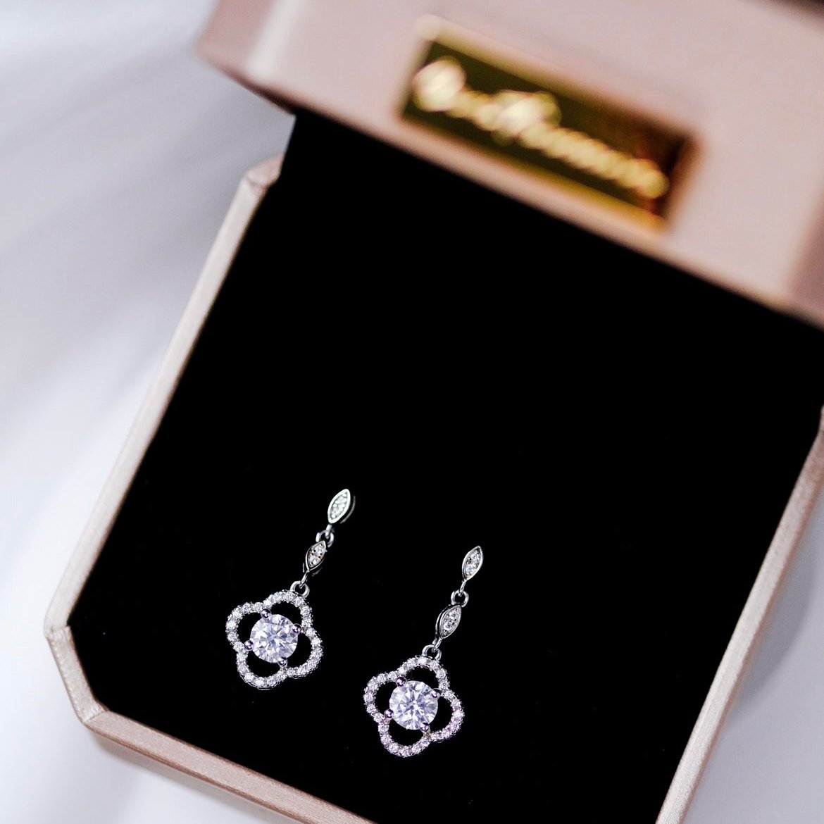 La Fortune [Lucky Charm] Diamonds with cupid cut, 935 Sterling Silver, platinum, shiny, lucky clove shape