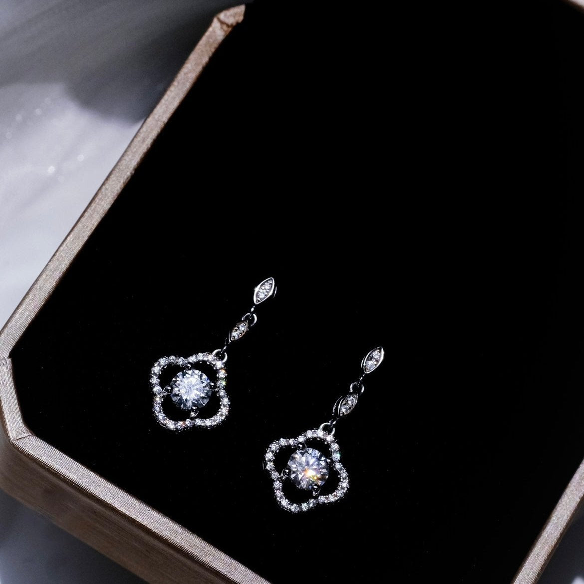 La Fortune [Lucky Charm] Diamonds with cupid cut, 935 Sterling Silver, platinum, shiny, lucky clove shape