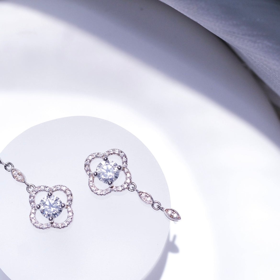 La Fortune [Lucky Charm] Diamonds with cupid cut, 935 Sterling Silver, platinum, shiny, lucky clove shape