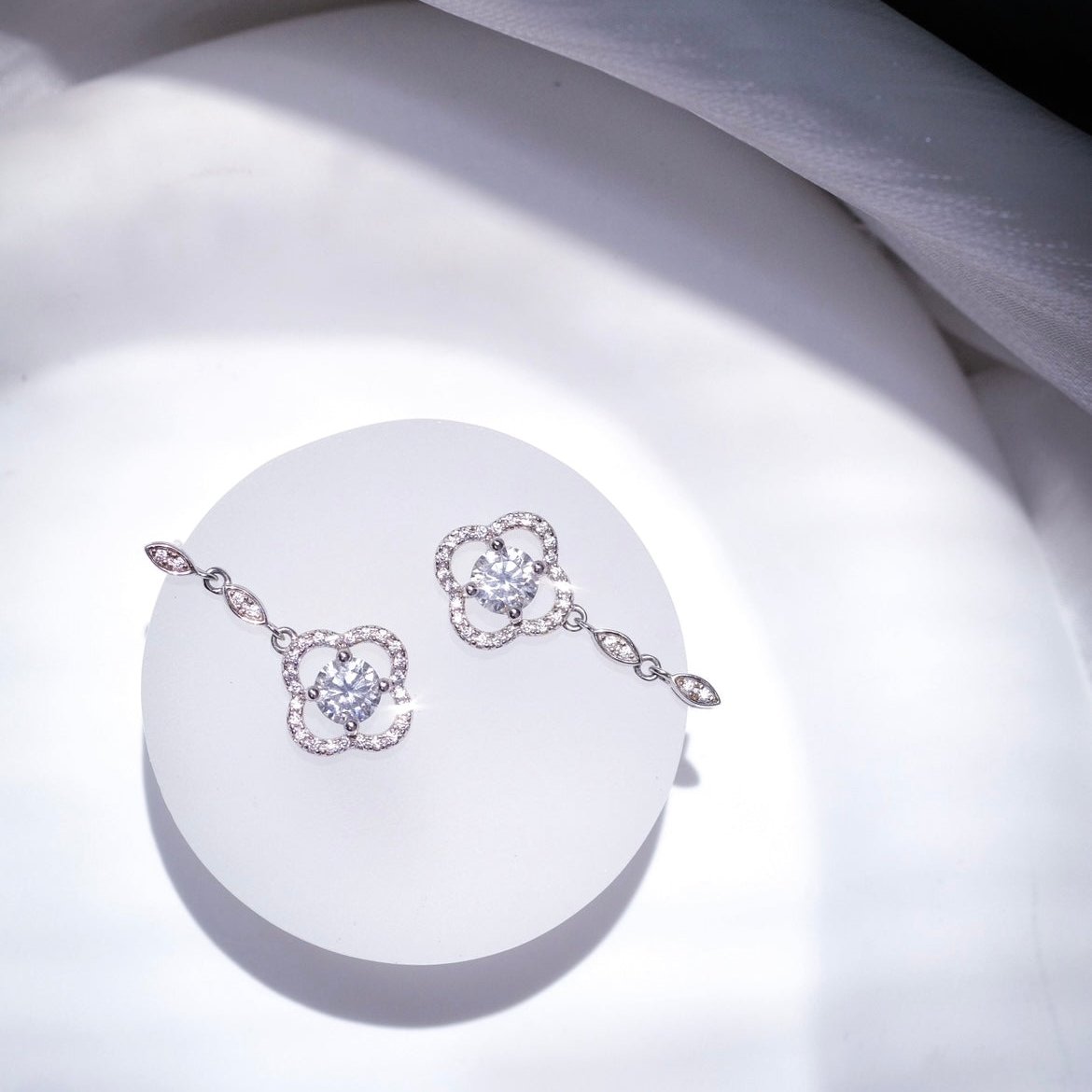 La Fortune [Lucky Charm] Diamonds with cupid cut, 935 Sterling Silver, platinum, shiny, lucky clove shape