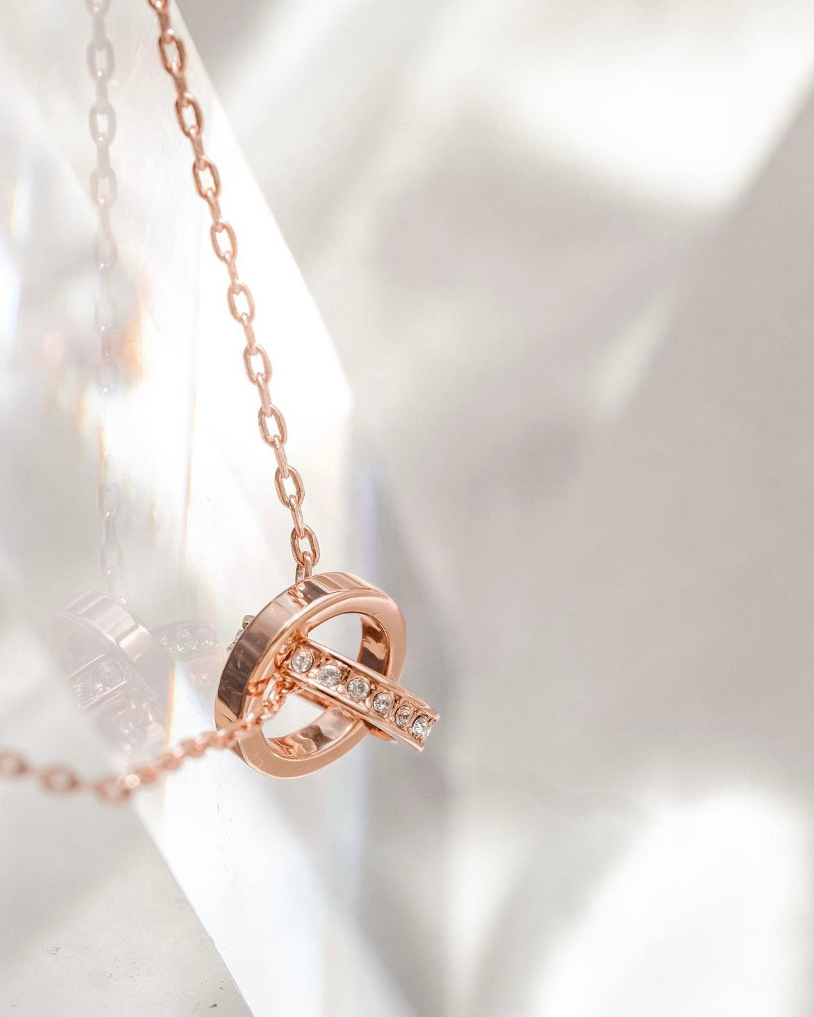 United | Collection Me - Classic simple but elegant tied circle necklace