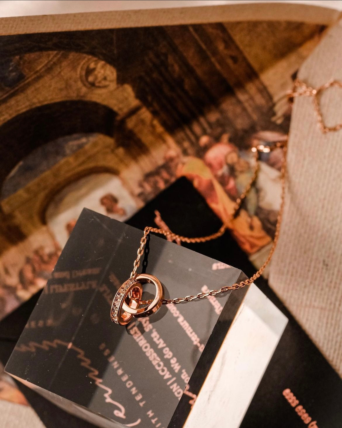 United | Collection Me - Classic simple but elegant tied circle necklace