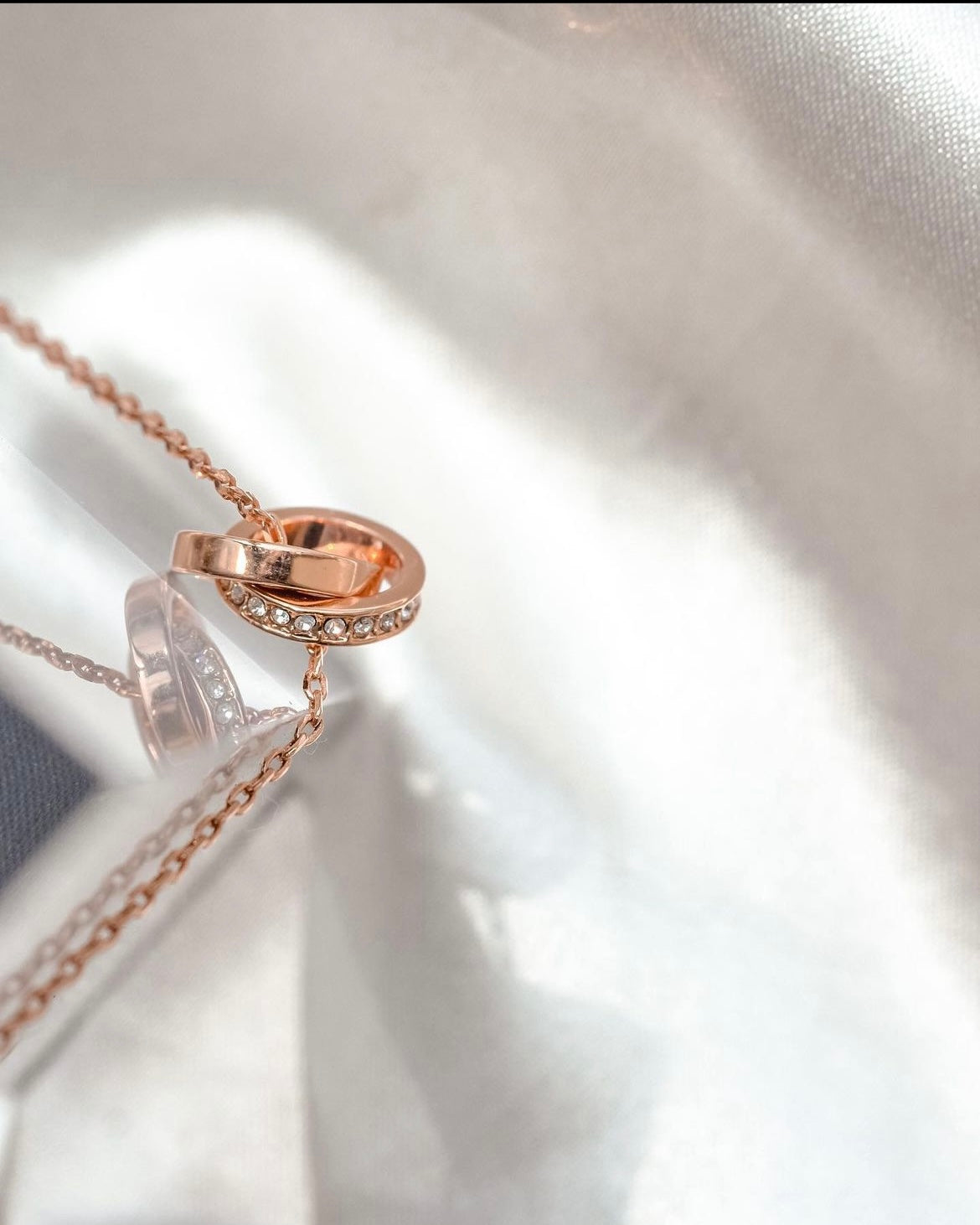 United | Collection Me - Classic simple but elegant tied circle necklace