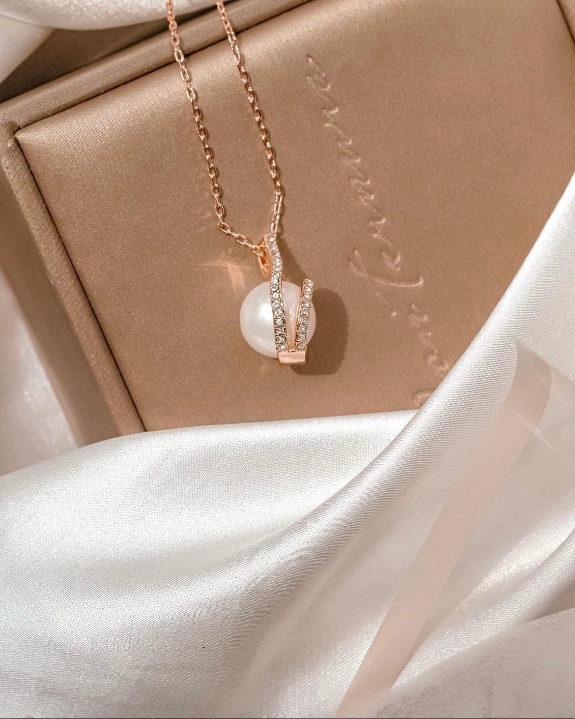 The Pearl in the Ocean | Stylish & classic single Swarovski pearl necklace - Gentle and elegant
