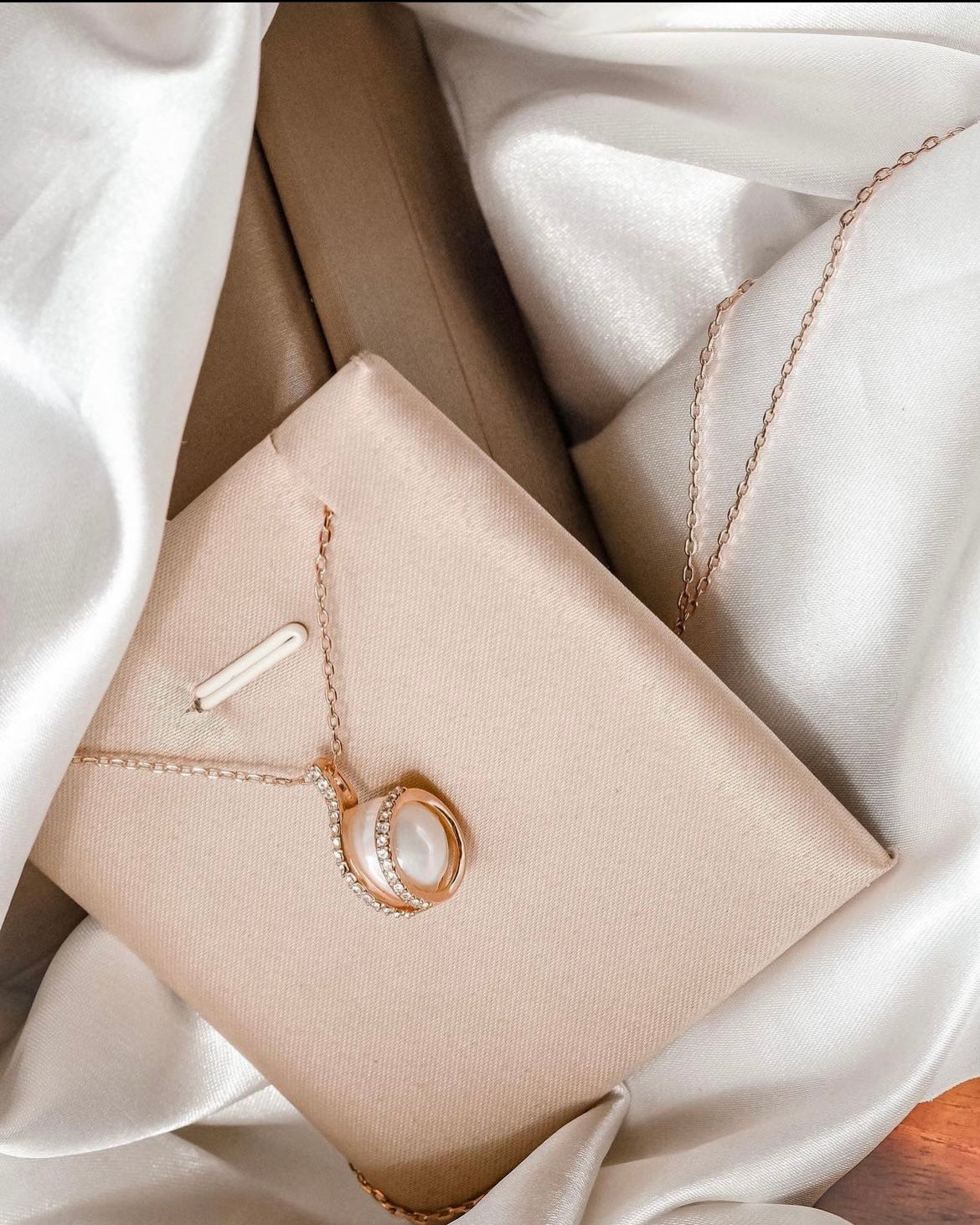 The Pearl in the Ocean | Stylish & classic single Swarovski pearl necklace - Gentle and elegant