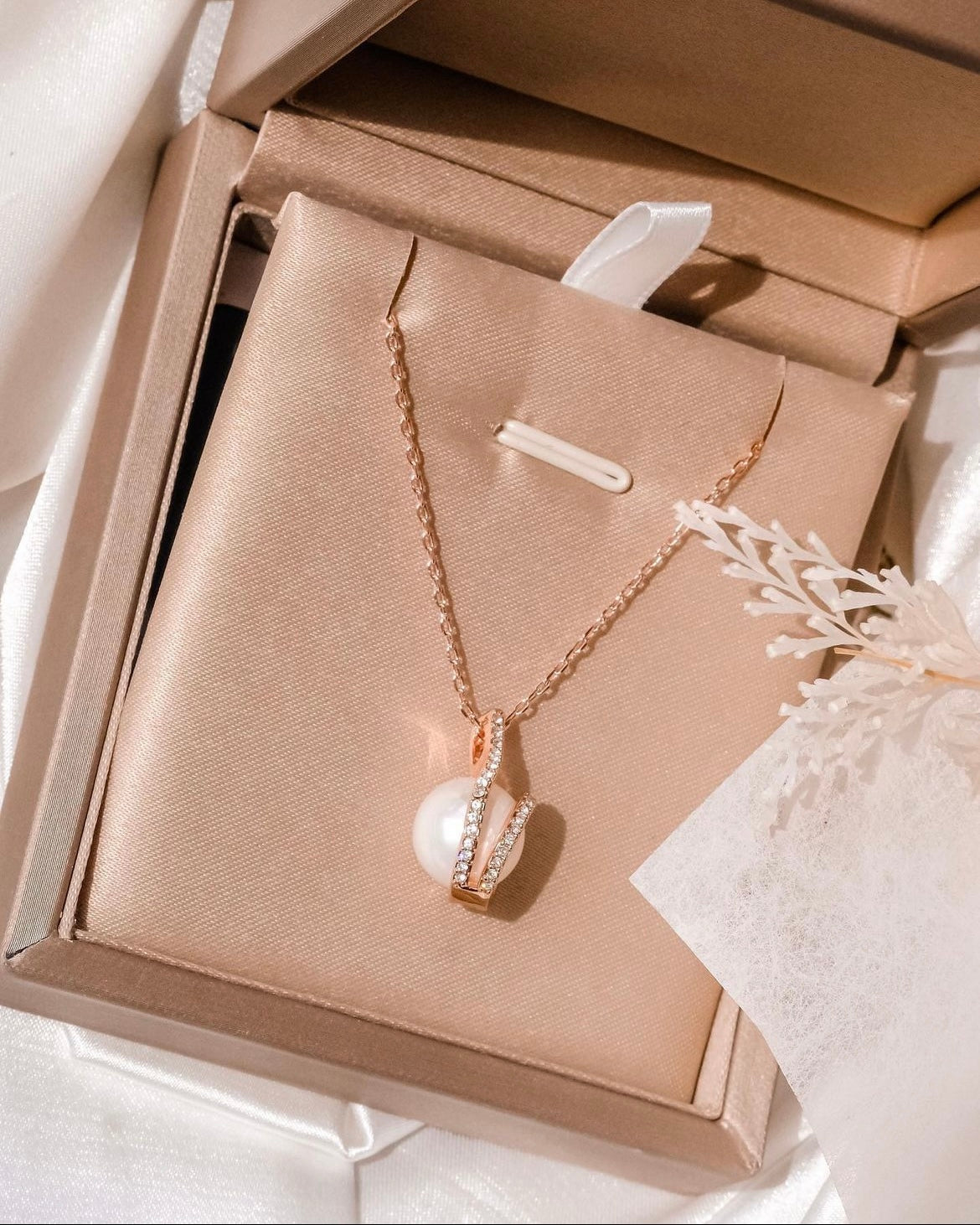 The Pearl in the Ocean | Stylish & classic single Swarovski pearl necklace - Gentle and elegant